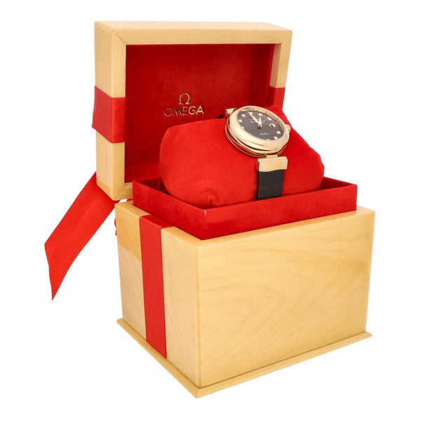 Reloj Omega para dama modelo De Ville Ladymatic caja y broche en oro rosa 18 kilates.