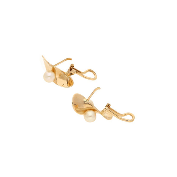 Aretes diseño especial con perlas en oro amarillo 14 kilates.