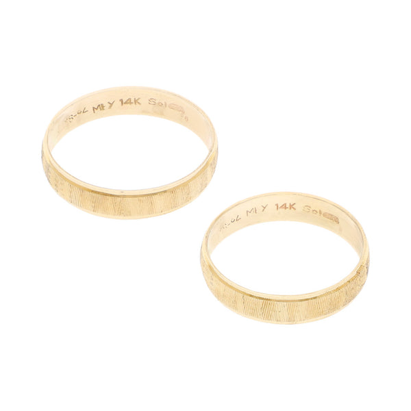Dos argollas labradas en oro amarillo 14 kilates.