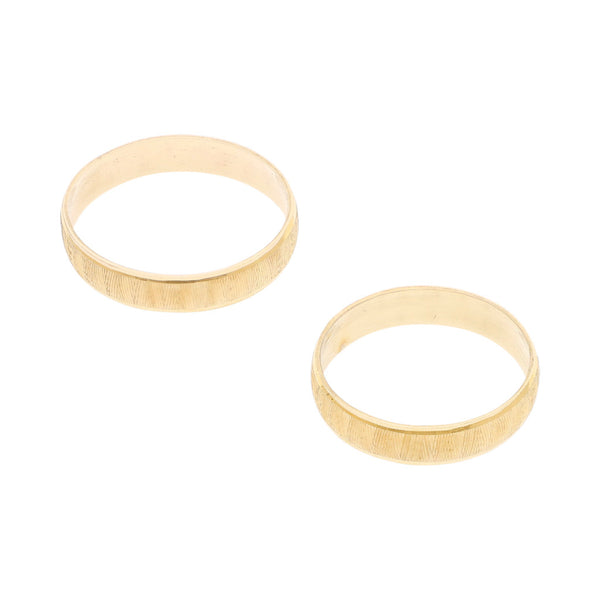 Dos argollas labradas en oro amarillo 14 kilates.