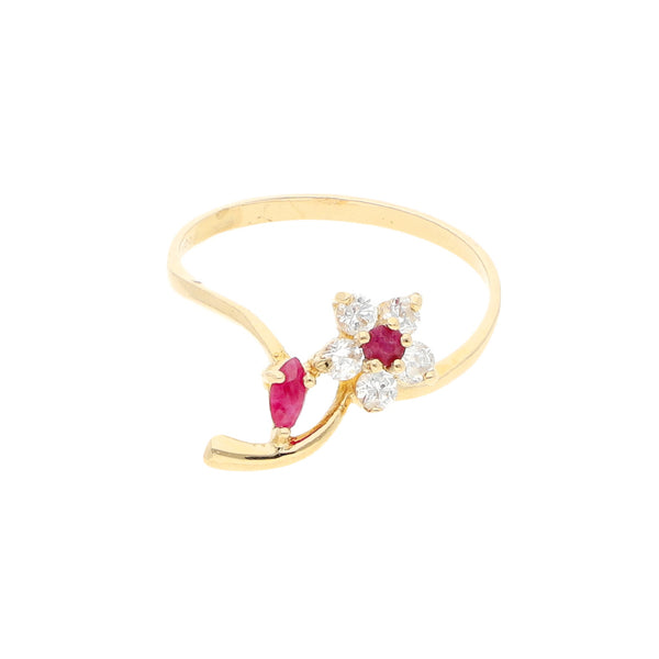 Anillo diseño especial motivo flor con sintéticos en oro amarillo 14 kilates.