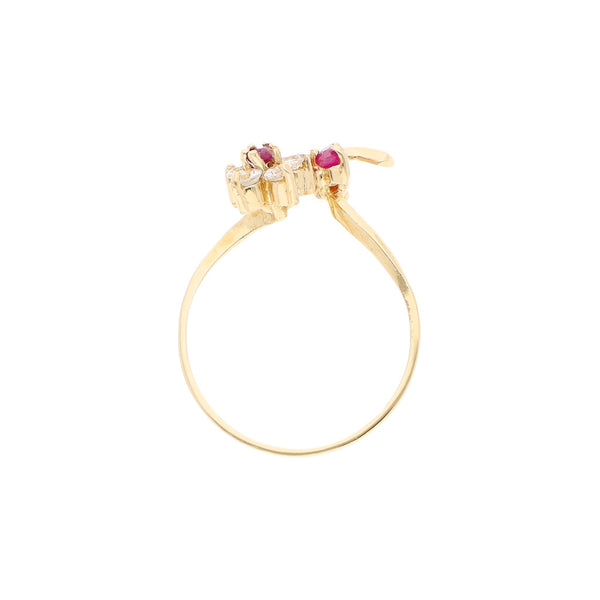 Anillo diseño especial motivo flor con sintéticos en oro amarillo 14 kilates.