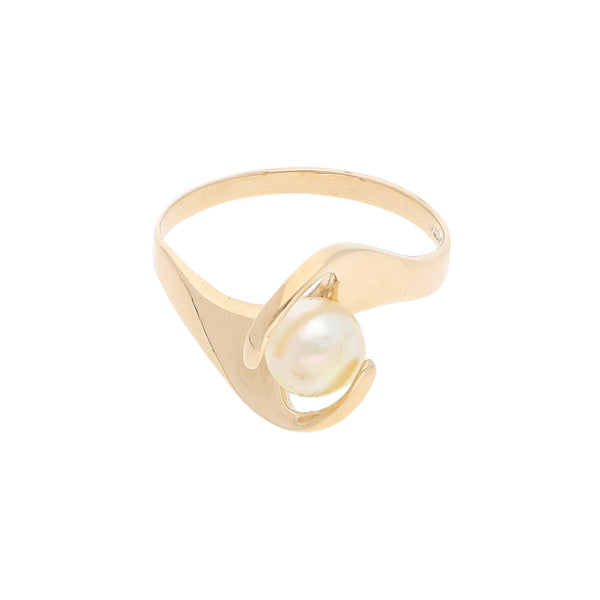 Anillo diseño especial con perla en oro amarillo 14 kilates.