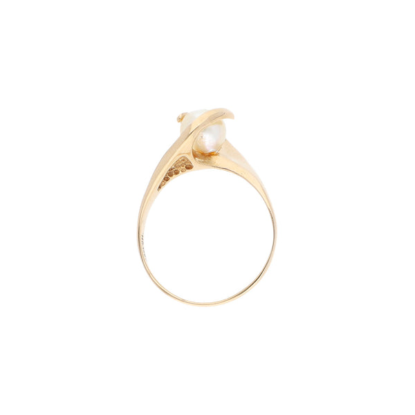 Anillo diseño especial con perla en oro amarillo 14 kilates.