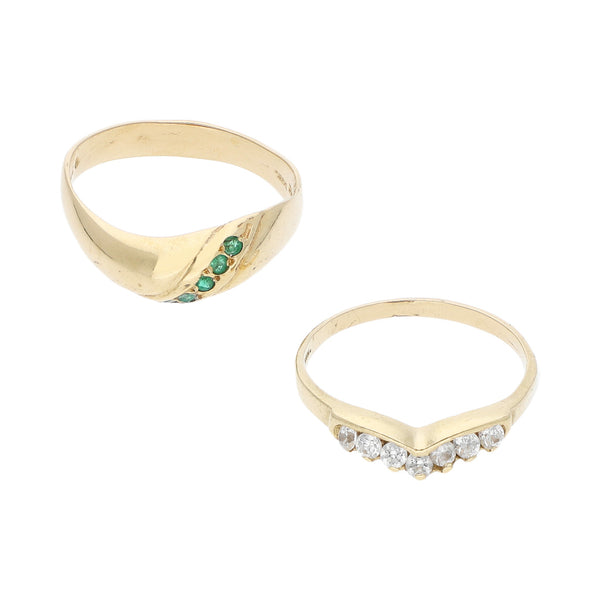 Dos anillos diseño especial con sintéticos en oro amarillo 14 kilates.