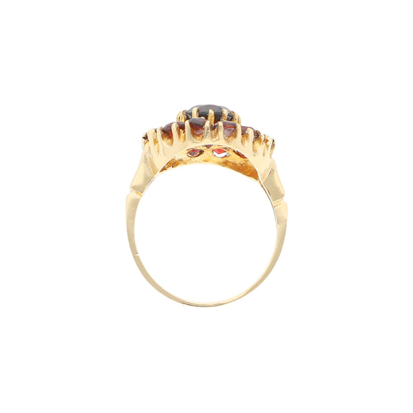 Anillo diseño especial con sintéticos en oro amarillo 14 kilates.