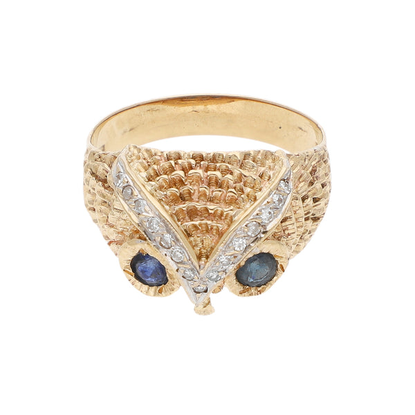 Anillo labrado motivo búho con diamantes y zafiros en oro amarillo 14 kilates.