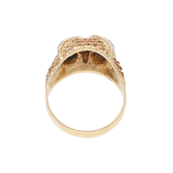 Anillo labrado motivo búho con diamantes y zafiros en oro amarillo 14 kilates.