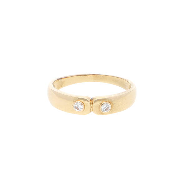 Anillo diseño especial con circonias en oro amarillo 14 kilates.