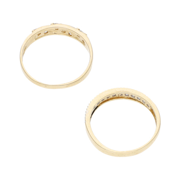 Dos anillos diseño especial con sintéticos en oro amarillo 14 kilates.