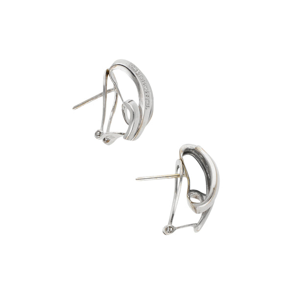 Aretes estilizados con diamantes en oro blanco 14 kilates.