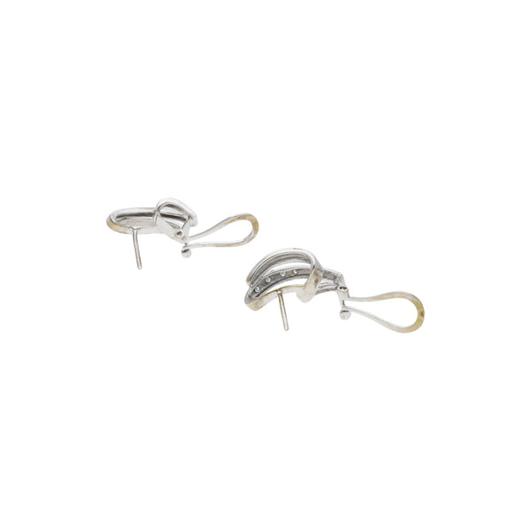 Aretes estilizados con diamantes en oro blanco 14 kilates.