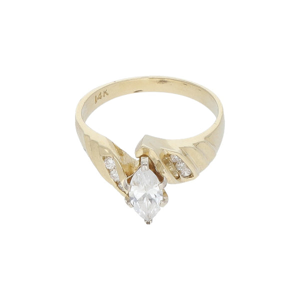 Anillo diseño especial con circonias en oro amarillo 14 kilates.
