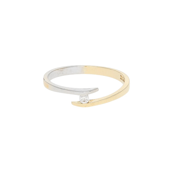 Anillo estilizado con circonia en oro amarillo 14 kilates.