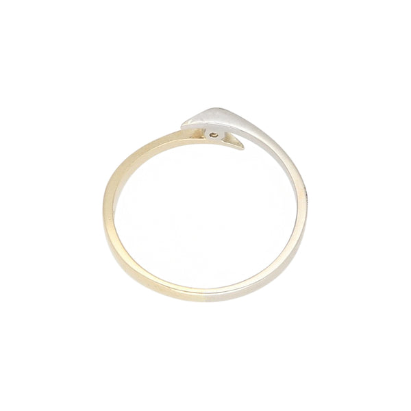 Anillo estilizado con circonia en oro amarillo 14 kilates.
