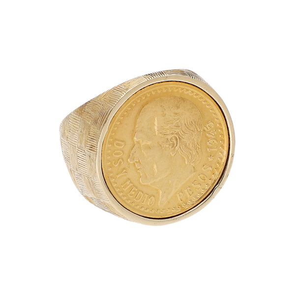 Anillo tipo sello con moneda de dos y medio pesos oro mexicano 21.6 kilates en oro amarillo 14 kilates.