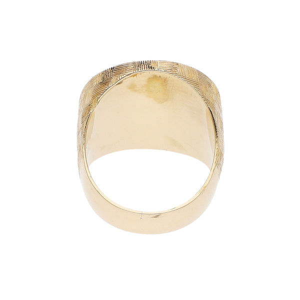 Anillo tipo sello con moneda de dos y medio pesos oro mexicano 21.6 kilates en oro amarillo 14 kilates.