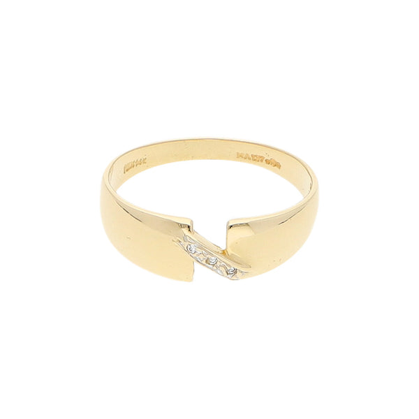 Anillo estilizado con circonias en oro amarillo 14 kilates.