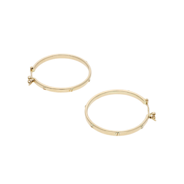 Arracadas huecas en oro amarillo 14 kilates.