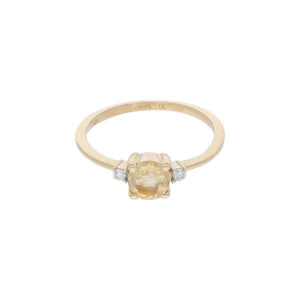 Anillo diseño especial con diamantes y sintético en oro amarillo 14 kilates.