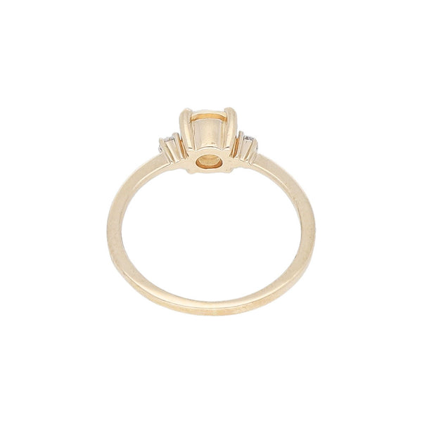 Anillo diseño especial con diamantes y sintético en oro amarillo 14 kilates.