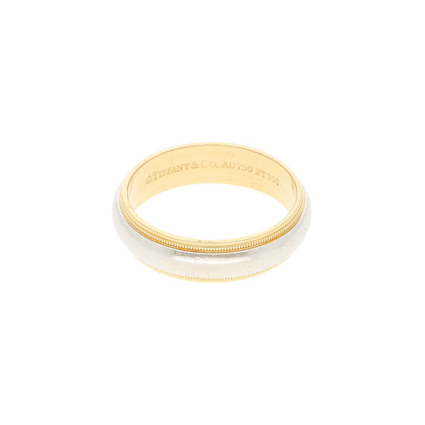 Argolla lisa firma Tiffany & Co. con aplicación de platino 950 en oro amarillo 18 kilates.