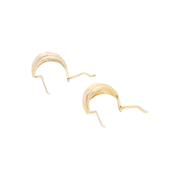 Aretes estilizados con diamantes en oro amarillo 12 kilates.
