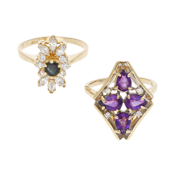 Dos anillos diseño especial con sintéticos en oro amarillo 14 kilates.