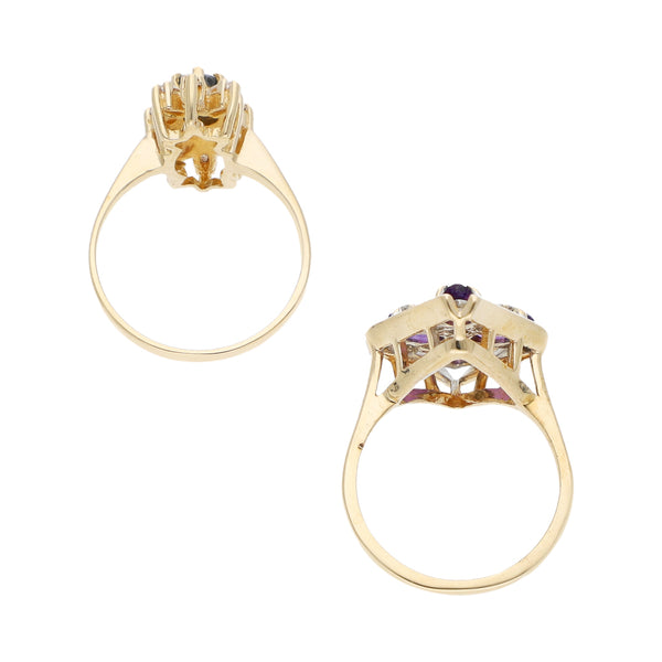 Dos anillos diseño especial con sintéticos en oro amarillo 14 kilates.