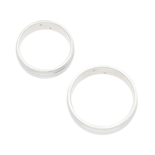 Dos argollas lisas con circonias en oro blanco 14 kilates.