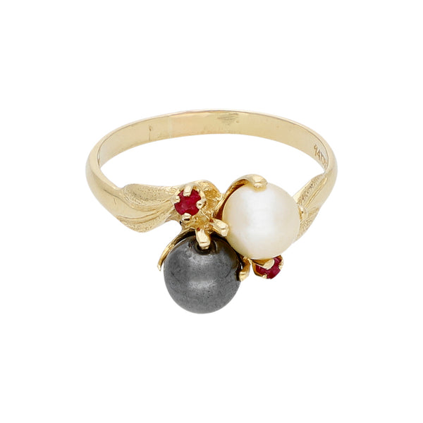 Anillo diseño especial con rubíes y perlas en oro amarillo 14 kilates.