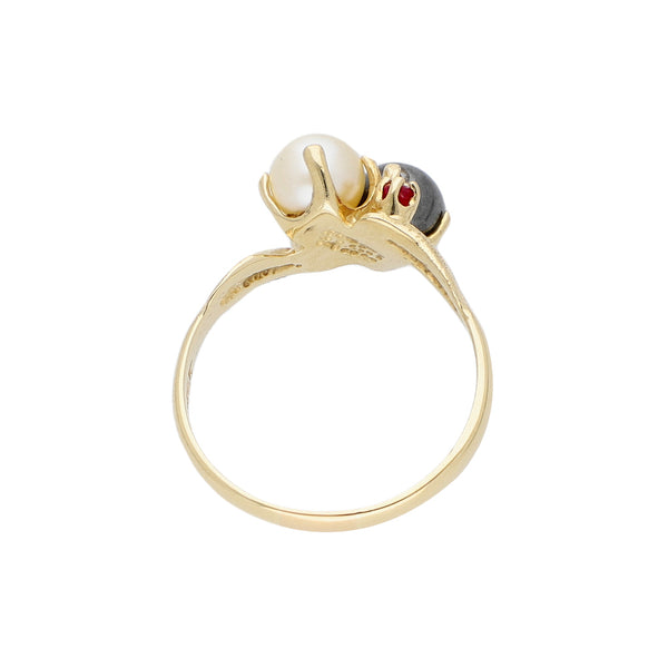 Anillo diseño especial con rubíes y perlas en oro amarillo 14 kilates.