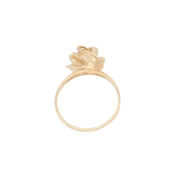 Anillo diseño especial motivo flor con sintético en oro amarillo 14 kilates.