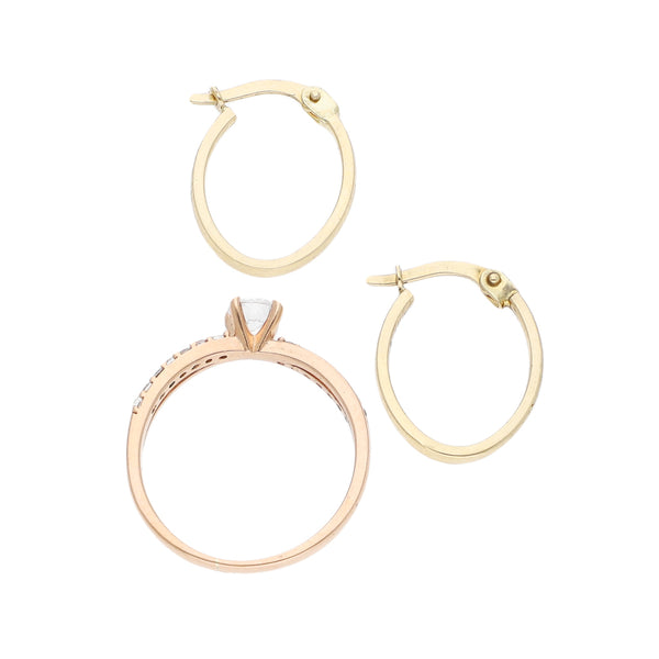 Anillo de compromiso con sintéticos y arracadas lisas en oro dos tonos 14 kilates.