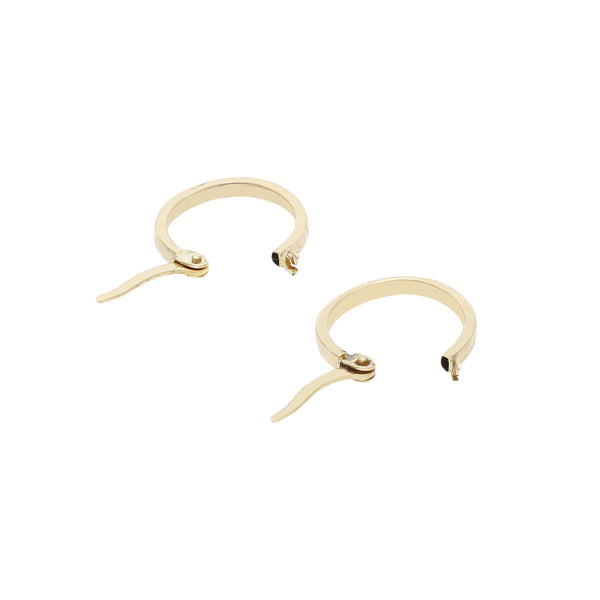 Anillo de compromiso con sintéticos y arracadas lisas en oro dos tonos 14 kilates.