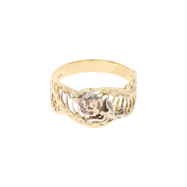 Anillo calado con aplicación motivo rosa en oro tres tonos 14 kilates.