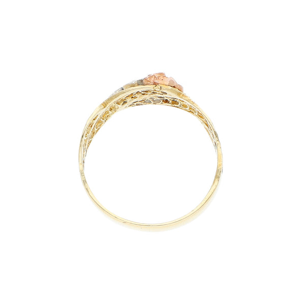 Anillo calado con aplicación motivo rosa en oro tres tonos 14 kilates.