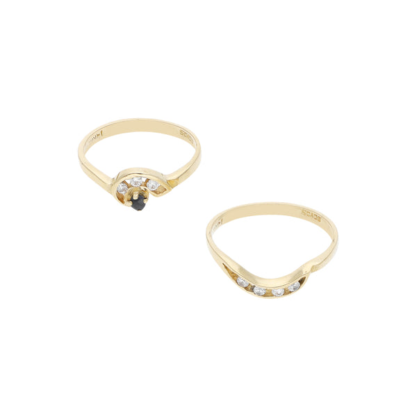 Dos anillos diseño especial con sintéticos en oro amarillo 14 kilates.