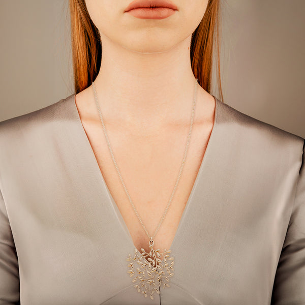 Collar eslabón cruzado con colgante motivo ramas de olivo firma Tiffany colección Paloma Picasso en oro rosa 18 kilates.