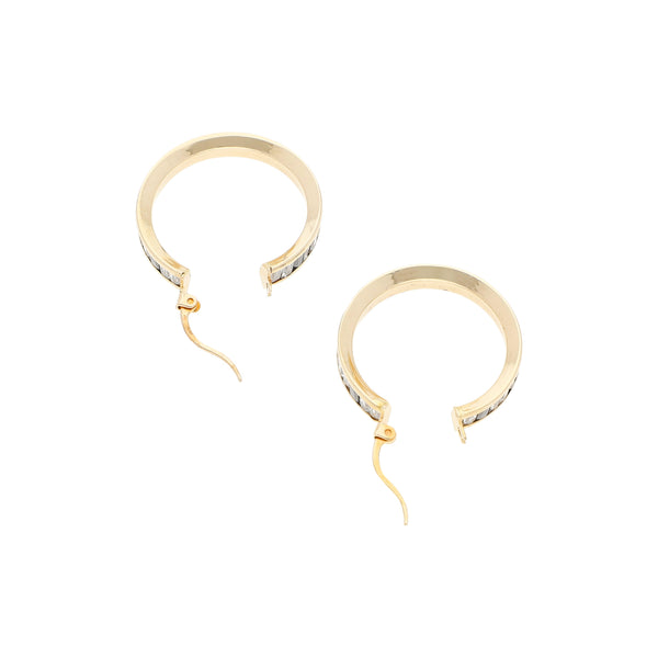 Arracadas diseño especial con sintéticos en oro amarillo 14 kilates.