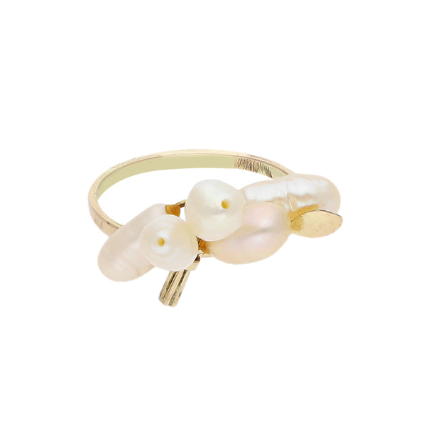 Anillo diseño especial con perlas en oro amarillo 14 kilates.