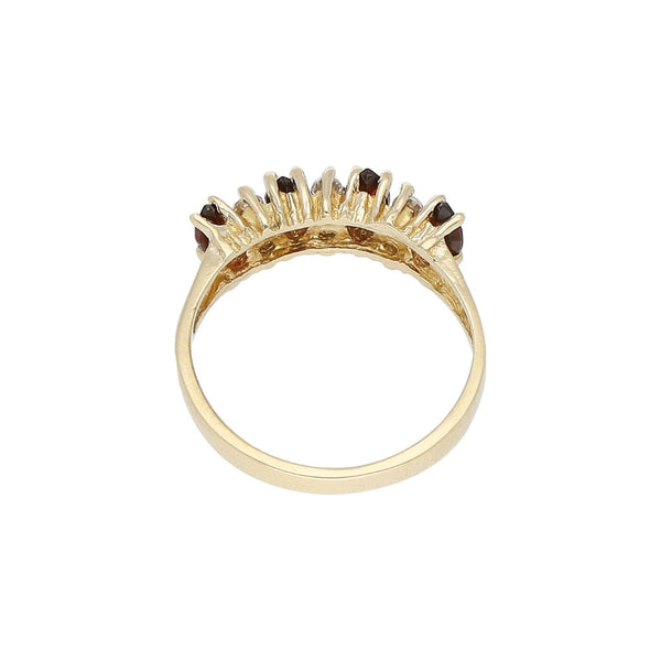 Anillo diseño especial con sintéticos en oro amarillo 14 kilates.