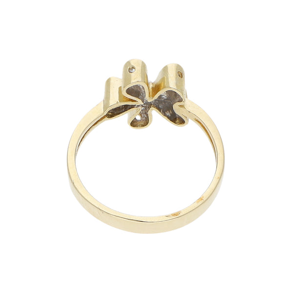 Anillo diseño especial motivo flor con circonias en oro amarillo 14 kilates.