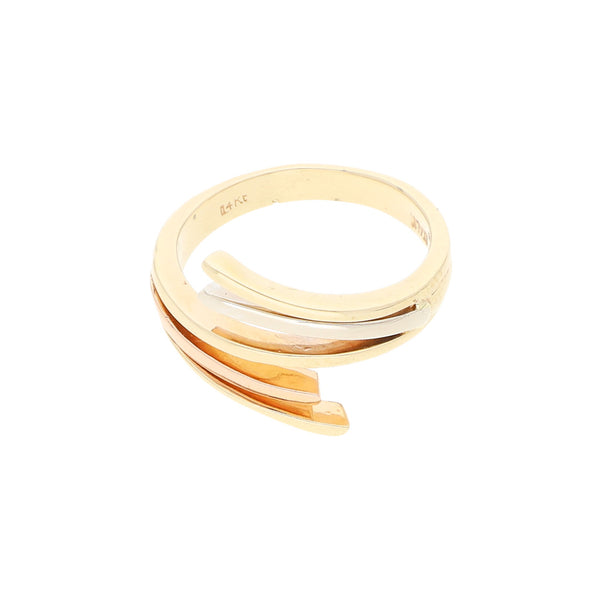 Anillo diseño especial en oro tres tonos 14 kilates.