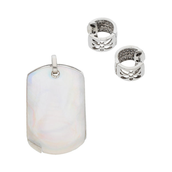 Juego de arracadas articuladas y dije calado con madre perla y diamantes en oro blanco 14 kilates.