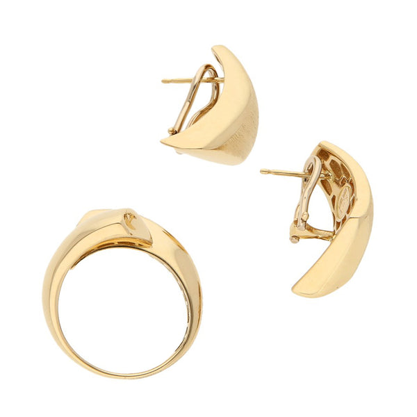 Juego de anillo y aretes estilizados en oro amarillo 14 kilates.