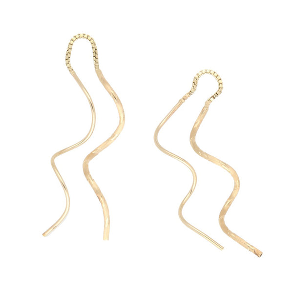 Aretes estilizados en oro amarillo 14 kilates.