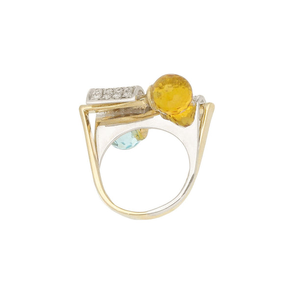Anillo diseño especial con sintéticos en oro dos tonos 14 kilates.