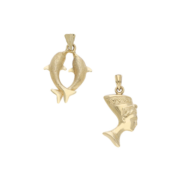 Dos dijes diseño especial motivo Delfines y Rostro Egipcio en oro amarillo 14 kilates.