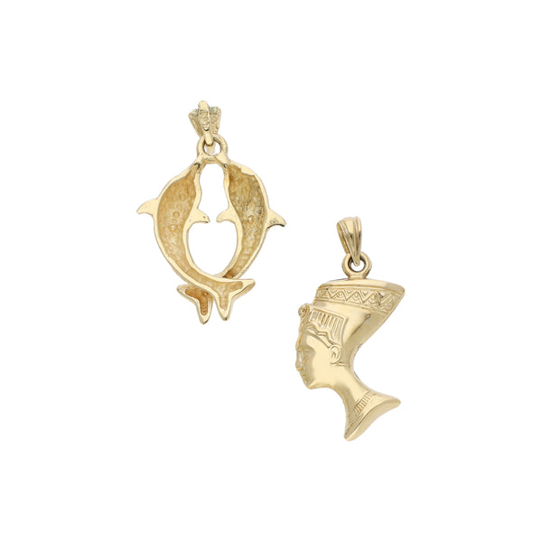Dos dijes diseño especial motivo Delfines y Rostro Egipcio en oro amarillo 14 kilates.